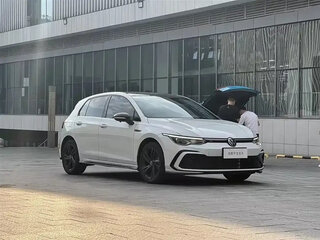 2023 Volkswagen Golf VIII, белый, 1800700 рублей, вид 3
