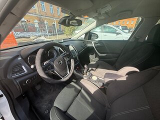 2010 Opel Astra J, белый, 560000 рублей, вид 4