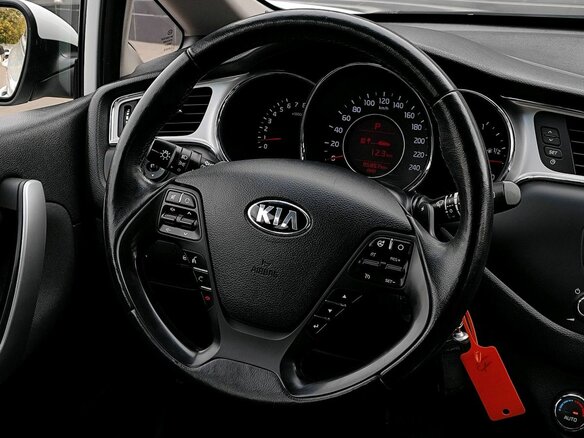 2018 Kia Ceed II Рестайлинг, белый, 1359000 рублей - вид 12