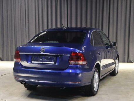 2018 Volkswagen Polo V Рестайлинг, синий, 1049000 рублей, вид 2