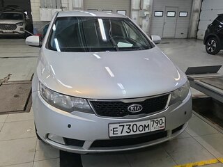 2010 Kia Cerato 6-speed II, серебристый, 950000 рублей, вид 2
