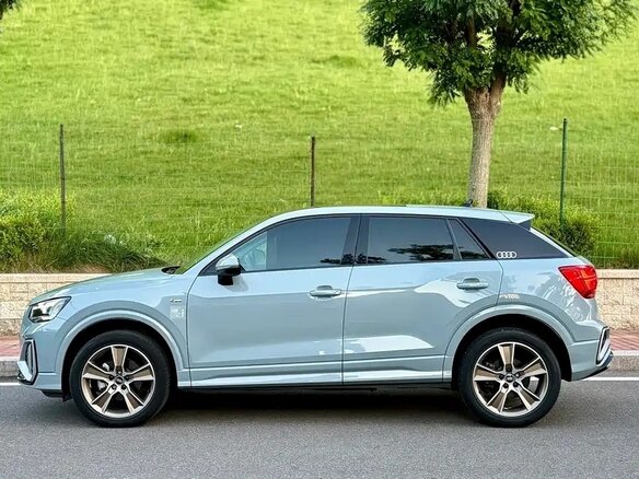 2022 Audi Q2 35 TFSI I Рестайлинг, серый - вид 2