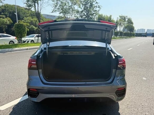 2021 Roewe i5 I Рестайлинг, серебристый, 950000 рублей - вид 8