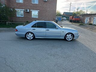 1998 Mercedes-Benz E-Класс 320 II (W210, S210), серебристый, 640000 рублей, вид 1