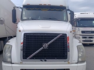 2004 Volvo VNL, белый, 2000000 рублей, вид 1
