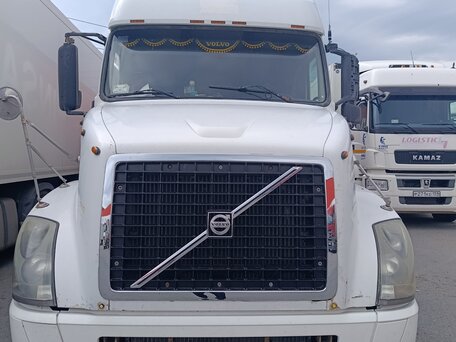 2004 Volvo VNL, белый, 2000000 рублей, вид 1