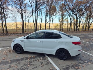 2015 Kia Rio III Рестайлинг, белый, 600000 рублей, вид 5
