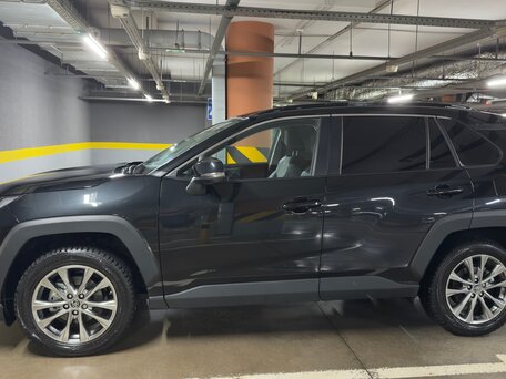 2025 Toyota RAV4 V (XA50), чёрный, 4285000 рублей, вид 3