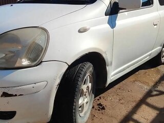 2002 Toyota Vitz I (P10), белый, 230000 рублей, вид 4