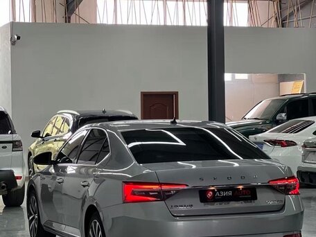 2022 Skoda Superb III Рестайлинг, серебристый, 2200000 рублей, вид 2