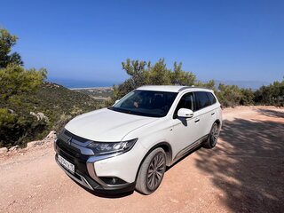 2019 Mitsubishi Outlander III Рестайлинг 3, белый, 2600000 рублей, вид 3