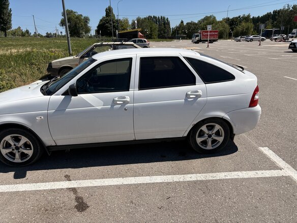 2010 Lada (ВАЗ) Priora I, белый, 360000 рублей - вид 2