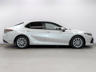 2021 Toyota Camry VIII (XV70) Рестайлинг, белый, 3150000 рублей, вид 4