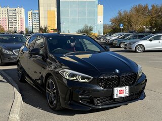 2020 BMW 1 серии 118i III (F40), чёрный, 1865000 рублей, вид 2