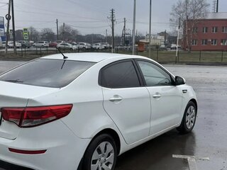 2016 Kia Rio III Рестайлинг, белый, 770000 рублей, вид 3