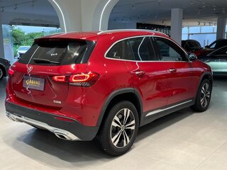2023 Mercedes-Benz GLA 200 II (H247), красный, 2840000 рублей, вид 4