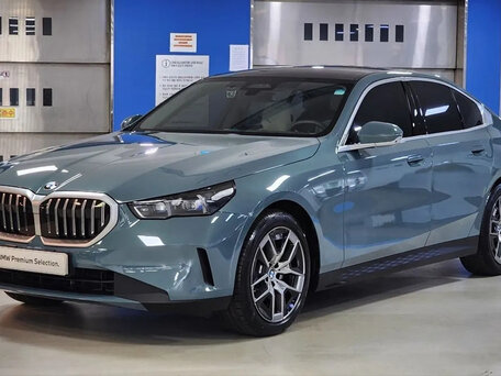 2025 BMW 5 серии 520i VIII (G60/G61/G68), голубой, 4948000 рублей, вид 1