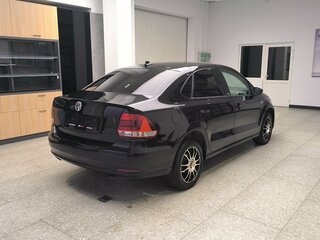 2018 Volkswagen Polo V Рестайлинг, чёрный, 950000 рублей, вид 4
