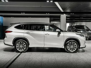 2025 Toyota Highlander IV (XU70), серебристый, 6390000 рублей, вид 4