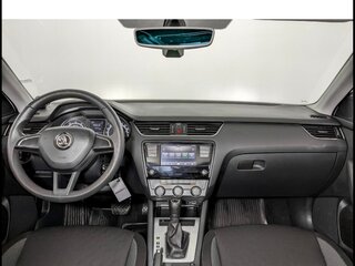 2018 Skoda Octavia III (A7) Рестайлинг, белый, 1620000 рублей, вид 4