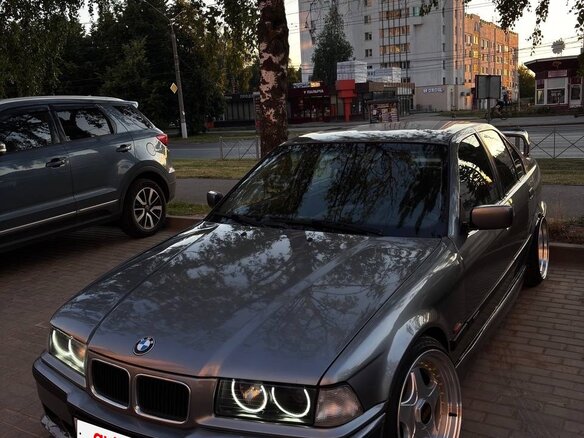 1997 BMW 3 серии 323i III (E36), серебристый