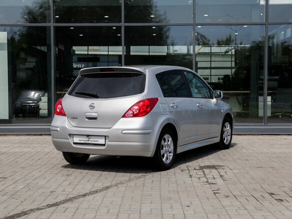 2013 Nissan Tiida I Рестайлинг, серебристый - вид 1