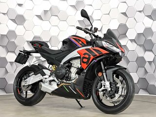 2023 Aprilia Tuono 660, чёрный, 1177000 рублей, вид 1