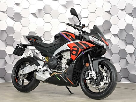2023 Aprilia Tuono 660, чёрный, 1177000 рублей, вид 1