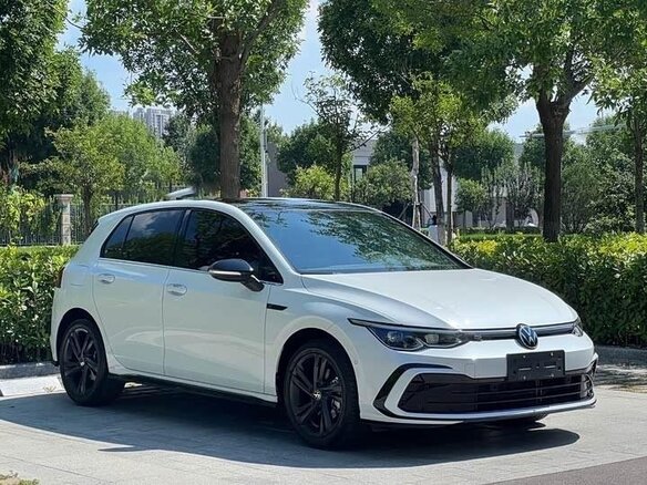 2022 Volkswagen Golf VIII, белый, 1900000 рублей - вид 2