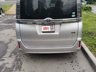2014 Toyota Voxy III (R80), серебристый, 2050000 рублей, вид 3