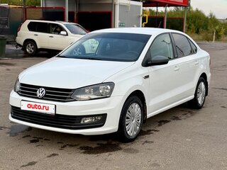 2018 Volkswagen Polo V Рестайлинг, белый, 900000 рублей, вид 1
