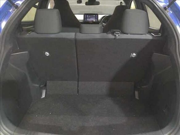 2022 Toyota Yaris IV, синий, 1390000 рублей - вид 12