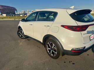 2019 Kia Sportage IV Рестайлинг, белый, 2100000 рублей, вид 4
