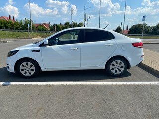 2017 Kia Rio III Рестайлинг, белый, 1030000 рублей, вид 5