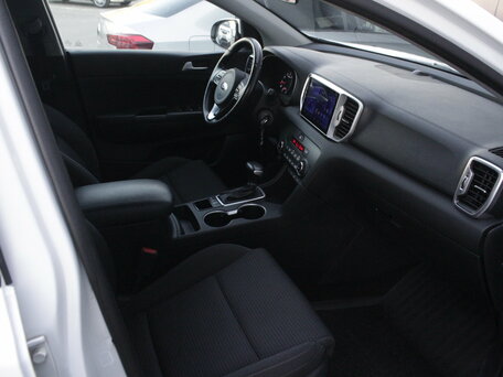 2018 Kia Sportage IV, белый, 2085000 рублей, вид 5