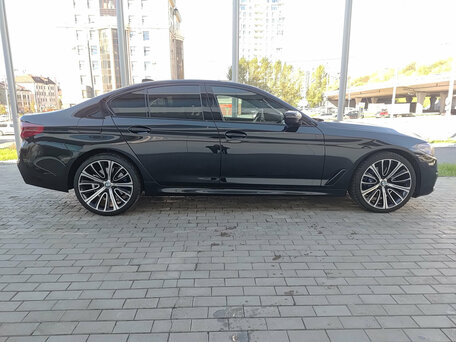 2019 BMW 5 серии 530d xDrive VII (G30/G31/G38), чёрный, 4320000 рублей, вид 4