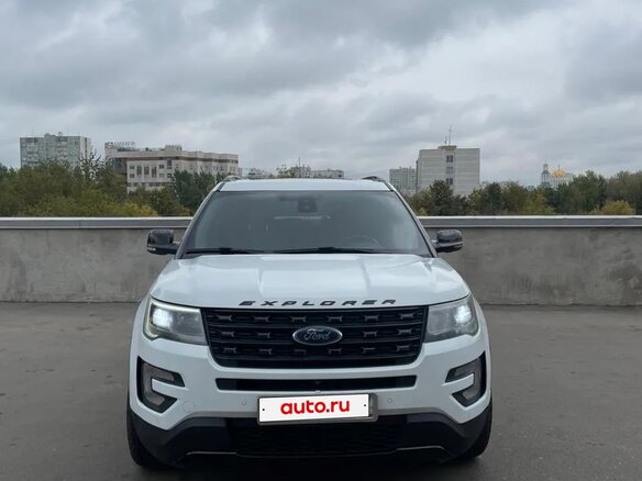 2016 Ford Explorer V Рестайлинг, белый, 2400000 рублей - вид 4