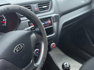 2015 Kia Rio III Рестайлинг, серебристый, 850000 рублей, вид 4