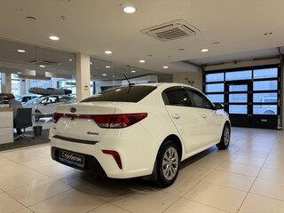 2020 Kia Rio IV, белый, 1450000 рублей, вид 4