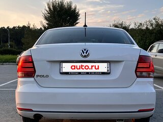 2018 Volkswagen Polo V Рестайлинг, белый, 995000 рублей, вид 4