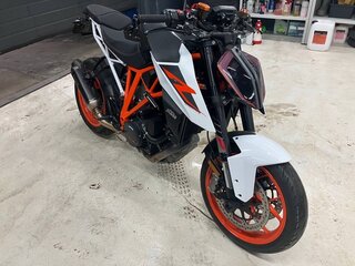 2017 KTM 1290 Super Duke R, белый, 1199900 рублей, вид 1