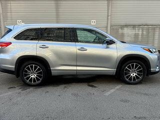 2018 Toyota Highlander III (XU50) Рестайлинг, серебристый, 3799000 рублей, вид 4