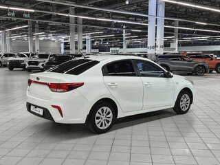 2017 Kia Rio IV, белый, 819000 рублей, вид 4