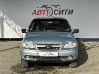 2013 Chevrolet Niva I Рестайлинг, серебристый, 550000 рублей, вид 2