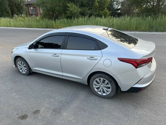 2021 Hyundai Solaris II Рестайлинг, серебристый, 1437000 рублей - вид 11