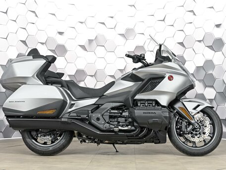2025 Honda GL 1800 Gold Wing, серебристый, 3649000 рублей, вид 3