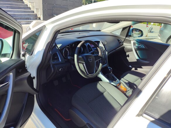 2013 Opel Astra J Рестайлинг, белый, 500000 рублей - вид 4