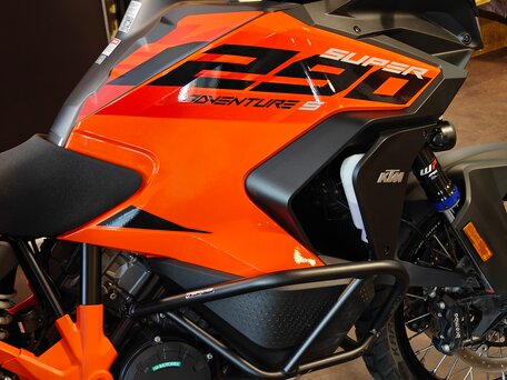 2024 KTM 1290 Super Adventure S, оранжевый, 1999900 рублей, вид 4