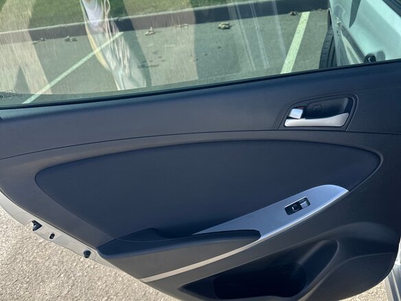 2015 Hyundai Solaris I Рестайлинг, серебристый, 949000 рублей - вид 18