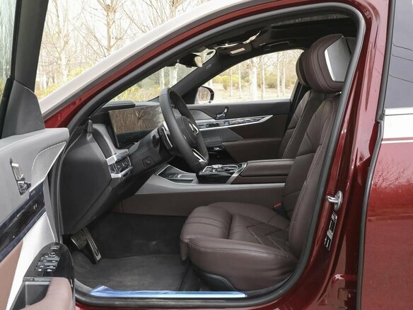 2025 BMW 7 серии 740i xDrive VII (G70), красный, 16760000 рублей - вид 16